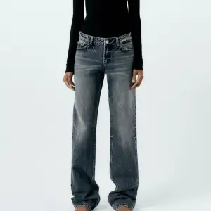 Säljer dom här supertrendiga low waits jeansen från Zara pga att jag köpte två storlekar!!🩷 Slustålda i denna storlek
