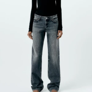 Zara lågmidjade jeans - Säljer dom här supertrendiga low waits jeansen från Zara pga att jag köpte två storlekar!!🩷 Slustålda i denna storlek