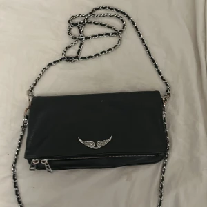 Zadig & voltaire  - En jätte fin Zadig väska 🩷knappast använd förösker sälja min systers eftersom jag också har en lånar hon bara den💞ordinarie priset är 3 595kr
