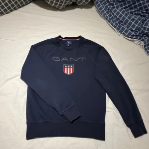 Gant tröja  - Marinblå gant tröja i storlek S. Den är i väldigt fint skick utan några defekter.