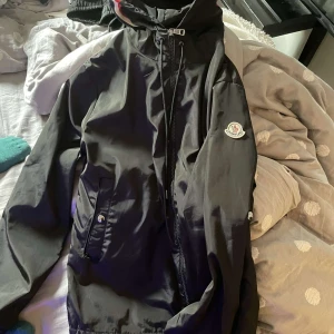 Säljer en moncler windbreaker - 8/10 skick  Storlek S men passar även M