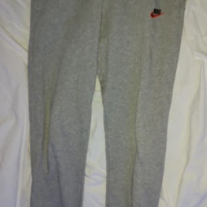 Nike byxor - Säljer ett par nya Nike byxor som inte passade så bra, skick 9/10 nypris 600:- på jd sports