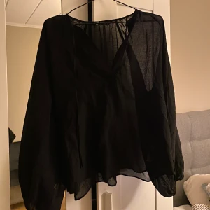 Svart blus - Svart blus från Zara. Endast använd ett fåtal gånger i storlek S. Jättefin och passar perfekt till fina tillfällen. Köpte den för 549kr och säljer den för 399kr. 