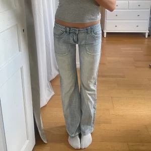lågmidjade jeans  - använd köp nu!💋 midja:76+lite stretch innerbenslängden:78 (nedsprättade) säljer fler jeans på min sida 