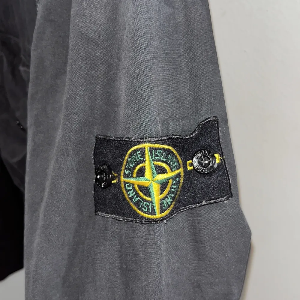 Säljer nu  min Stone island jacka i svart strl L passar också M, ett perfekt plagg nu till sommaren. Självklart äkta. Skick 9/10. Bara skicka ett dm vid frågor. Köparen står för frakt. Jackor.