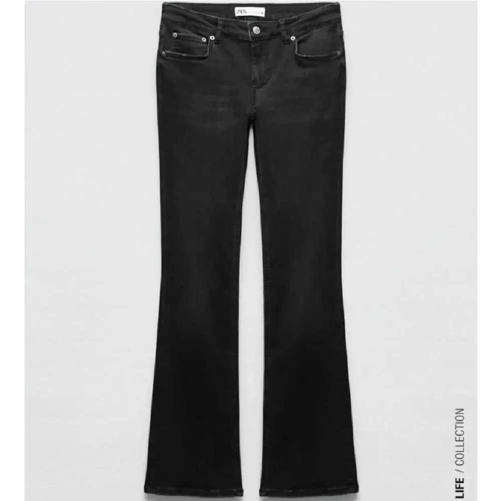 Säljer mina zara jeans som är helt nya, bara lappen är borta☺️ kan också tänka mig att byta mot storlek 34! Skriv prisförslag!. Jeans & Byxor.