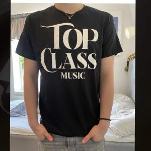 Tjena, säljer helt nya Top class tröjor. Finns i Storlek S/M/L, 50x, skriv vid minsta fundering eller fråga!🙂