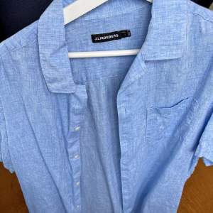 Snygg ljusblå kortärmad linneskjorta från J.lindberg i nyskick. Storlek S.