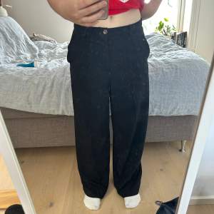 Säljer nu mina fina lågmidjade kostymbyxor 💛 De är köpta på Zalando för ungefär ett år sedan och är sparsamt använda 🌼 Dem är uppsydda så de passar mig (157 cm). Fint skick förutom en liten slitning (bild finns). Därav billigare pris 🌼 Nypris 379 kr