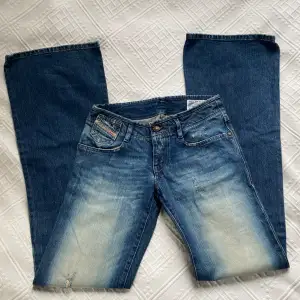 Lågmidjade Diesel jeans i storlek 25/34💕 Midjemåttet: 34cm rakt över Innerbenslängd: 89cm 