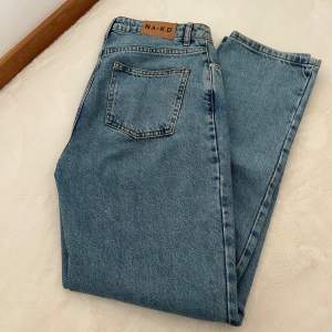 Snygga raka jeans från NA-KD, sparsamt använda🤍✨