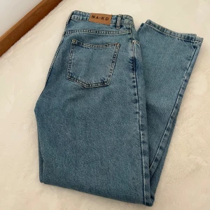 Jenas - Snygga raka jeans från NA-KD, sparsamt använda🤍✨