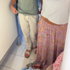 Lång kjol🌷 - Säljer nu min vackra långkjol🌷köpt i  Köpenhamn för 700k, slutsåld överallt i denna färg.  Knappt använd då jag har 2 likadana💕