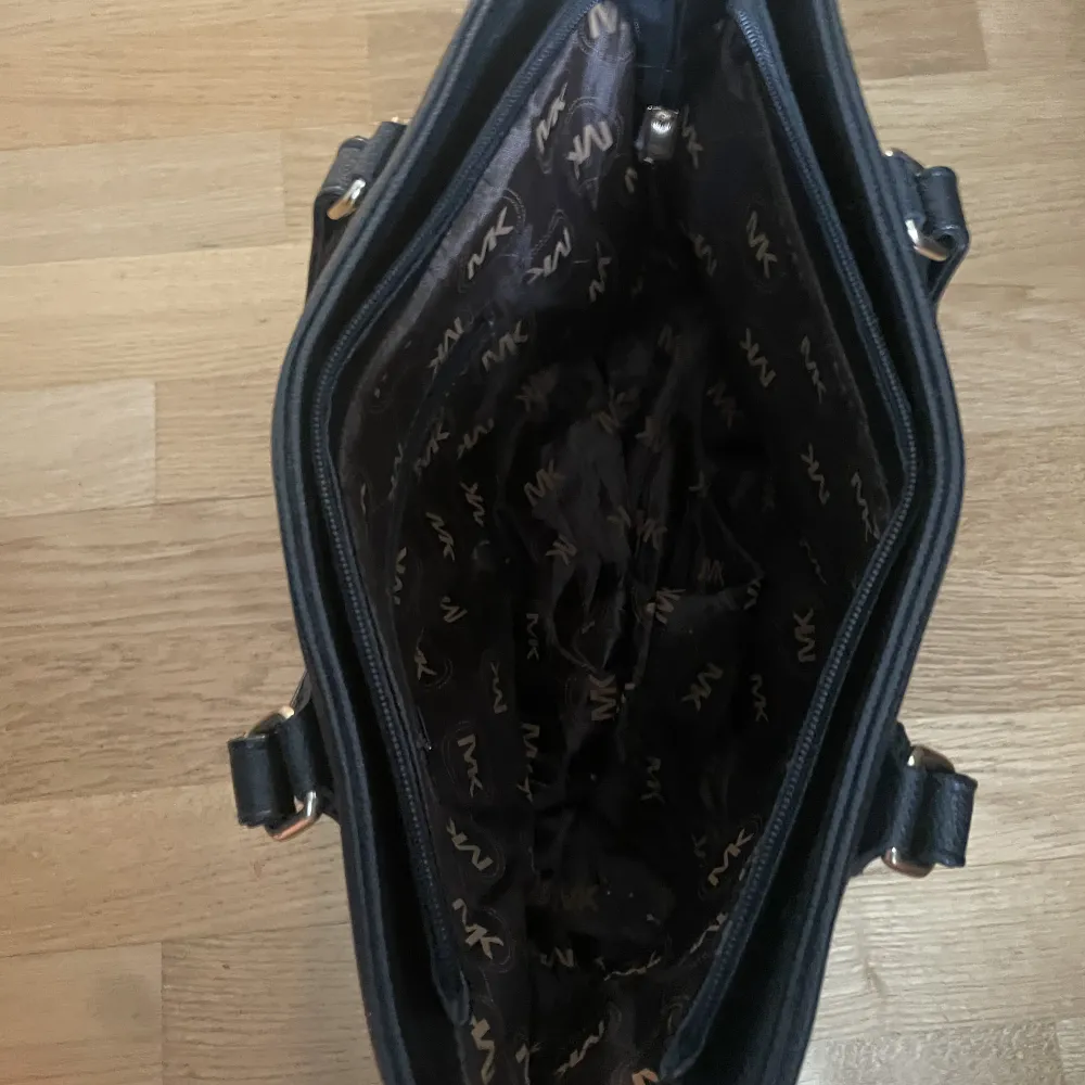 Mk väska svart, nästan aldrig använt. Väskor.