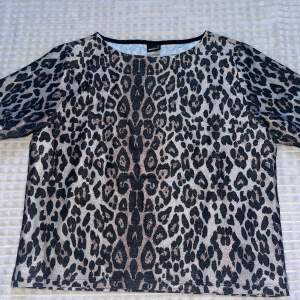 Söt T-shirt från ginatricot med leopard print och skimmer/glitter. Använd få gånger, nyskick.💛