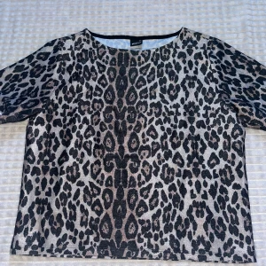 Leopard T-shirt - Söt T-shirt från ginatricot med leopard print och skimmer/glitter. Använd få gånger, nyskick.💛