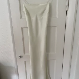 Djerf Avenue Dream Dress  - Otroligt fina - Dream Dress Midi Cloud från Djerf Avenue i storlek XS. Den perfekta sommarklänningen i en krämvit färg med ett glansigt och lyxigt material. Köpt på Djerf Avenue’s hemsida och är endast använd en gång så är i nytt skick! 