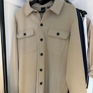 Vår jacka storlek medium - Hej! Säljer en beige vår jackan i storlek M, jackan är oanvänd så skicket är exemplariskt. Inga defekter så som hål eller fläckar. Priset går att diskutera! Vid frågor och funderingar så hör gärna av dig till oss. Mvh AL_closet.