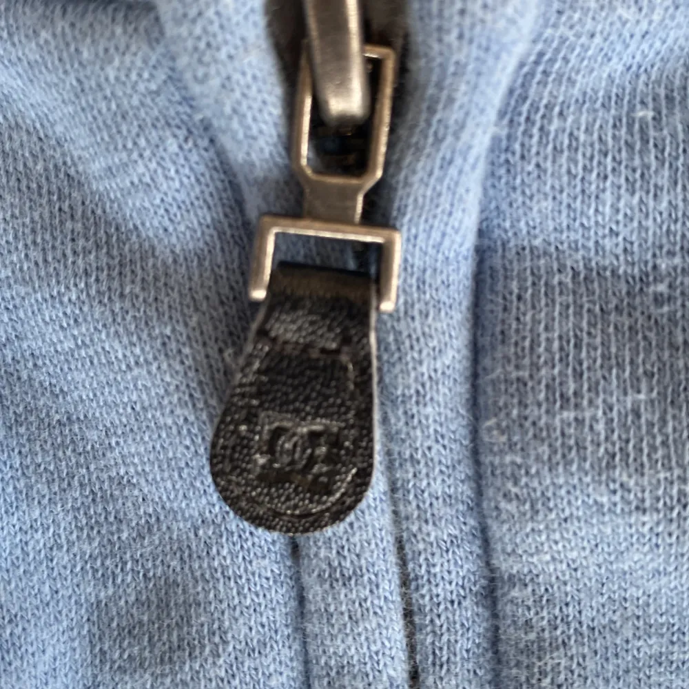 Säljer nu min jätte sköna DC zip up pågrund av att den inte sitter bra på mig. Den är i bra skick och varsamt använd. Kontakta mig för mer info om tröjan eller bilder. Hoodies.