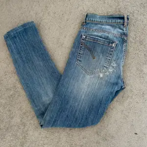 Sjukt snygga dondup jeans (george slim-fit) i storlek 33. Jeansen är i toppskick och säljs nu för ett bra pris! Skriv vid frågor! Priset kan diskuteras vid snabb affär!