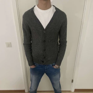 Kofta tröja  - Säljer min fina kofta i storlek M och passar mig som är 180 ungefär. Den har inga defekter. Skriv om du har några funderingar:)