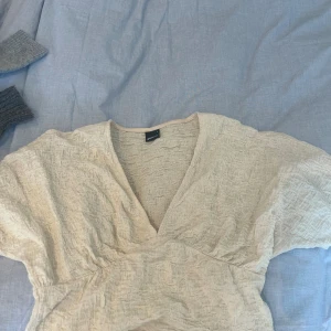 Topp  - En snygg topp från Gina som passar perfekt till sommaren