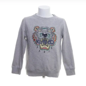 Kenzo tröja kids 13 -14 years  - Ljusgrå, med tryck, inga slitningar,  13 - 14 år. Endast använd fåtal gånger.