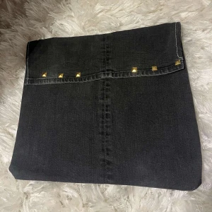 Egengjort datorfodral  - Säljer nu detta jättefina datorfodral från mitt uf företag Jeanie  💘💘💘 gjort av återanvända jeans 🎀🎀