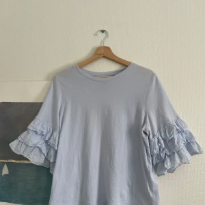 Blå blus  - Blå fin blus från H&M i storlek M. Har använts 3-5 ggr men synd inte på användning. Priset kan diskuteras och köparen står för frakten 💗☺️