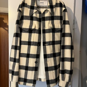 Ami Paris Buttoned jacket - Gott skick, använts flitigt men med stor omsorg. Inga synbara defekter. Säljs pga för liten. Virgin wool, varm och go.  Originalpris 6300kr! 