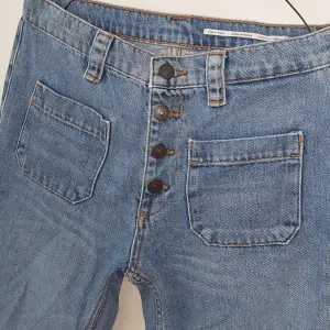 Jeans från Zara. Utsvängda. Storlek 34