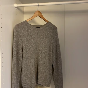 Uniqlo tröja  - Säljer nu min riktigt feta Uniqlo tröja. Använd väligt lite och har inga som helst defekter. Storleken är Xs. Skirv om du har frågor eller funderingar!