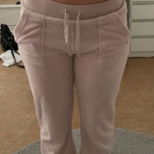 Juicy Couture  - Jag säljer dessa Juicy Couture byxor då dem inte kommer till användning, dem är i storlek xxs i färgen beige. Dem är sparsamt använda och köpta för 1200kr men säljer för 350
