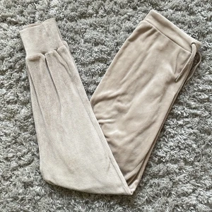Sammets mjukisbyxor - Dessa supersköna mjukisbyxor säljer jag tyvärr för att de inte kommer till användning. Storlek xxs men passar xs också, de är från h&m och är i bra skick även använda fåtal gånger.