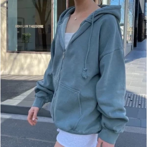 Zip hoodie - Säljer min smutsgröna oversized zip-hoodie från brandy melville. Är one size men är oversized modell så man tänker på det.