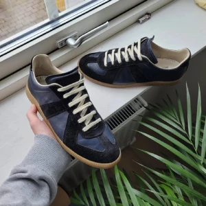 Maison Margiela gats  - Jävligt feta Maison Margiela gats i storlek 42 (passar 43). Färgen är marinblå. Skick 9/10 ALLA tillbehör medkommer. Skriv för frågor