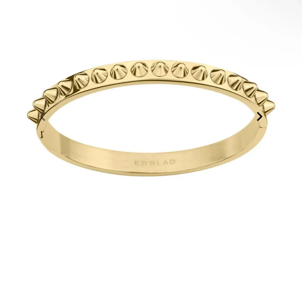 Jättefint armband från Edblad ” peak bangle gold ” i guld. Storlek small. Originalpris 599 kr❤️köparen står för frakt. Accessoarer.