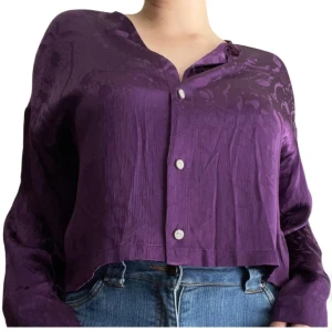 Långärmad Strassknapp Jacquardblus Från Zara storlek M - Zara Slutsåld Lila Långärmad Strassknapp Jacquardblus storlek M Använt endast en gång I mycket fint skick  100% Viskos  