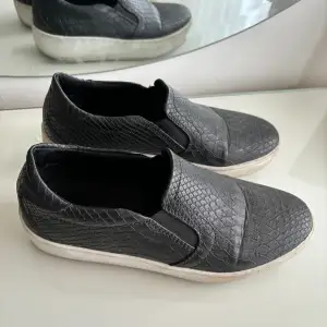 Svarta låga skor / Slipons i storlek 35. Köpta från DinSko, 399kr. Kan även passa en mindre 36! 