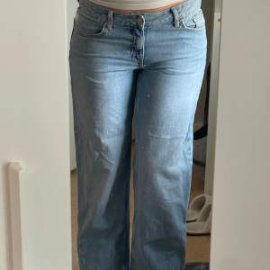 Ljusblåa raka jeans, knappt använda så inga defekter 💓