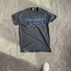 Thrasher T-shirt som jag fick i present men som tyvärr inte kommit till användning. Därför säljer jag denna T-shirt och den är i ett ok skick. Det som är den enda skavanken är att den är lite nopprig men enkelt att lösa. Nypris ungefär 300 kr Äkta!😄👍🏼