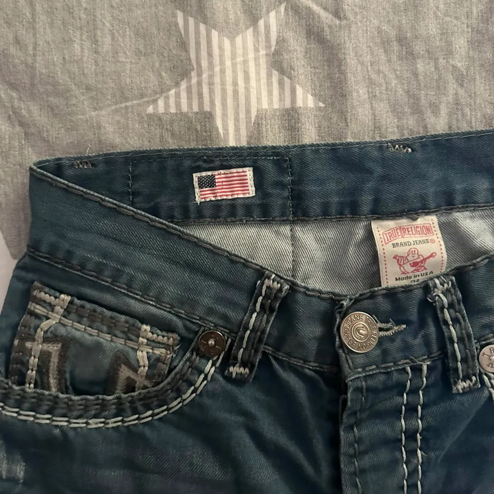 Low waist vintage jeans. Fina byxor med relativt bra skick. Om du har funderingar om mått eller mera så är det bara att skriva. Pris  kan alltid diskuteras💕. Jeans & Byxor.
