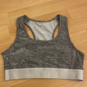 Sport BH - Säljer en sport BH från hm men stänk av reflex på både fram och baksida.