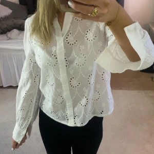 Vit blus - Supersöt vit blus som inte kommer till användning, perfekt skick!!💗 fick den av en kompis och är ingen lapp så vet ej vart den är ifrån eller vilken storlek men passar mig perfekt som har xs/s💗