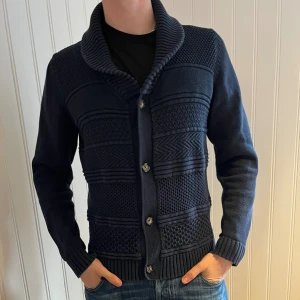 Marinblå kofta - Säljer denna marinblå koftan  (149kr) Hör av dig vid frågor och funderingar:)