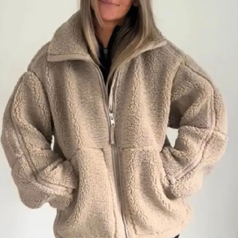 Söker någon av teddyjackorna på bilden. Kan även vara den som är lite ljusare . Hm teddyjacka i storlekarna S-L! Hör av er om ni kan tänka er att sälja kan betala bra . Takit.