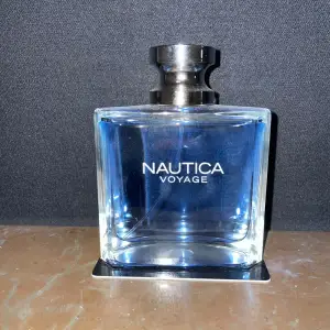 100 ml Full flaska från Notino fräsch för sommaren, den ligger i mörker och kyla så den luktar som den ska. 