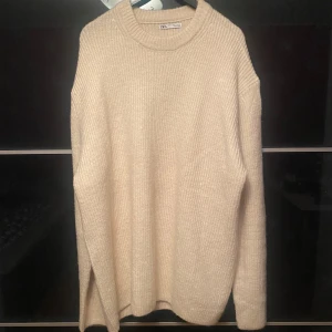 Stickad tröja - Mysig tröja. Knappt använd. Ganska stor, storlek: XL