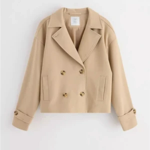 Trenchcoat - Superfin beige trenchcoat från Lindex, använd 1 gång och passar perfekt till våren🤍stl 170 men sitter som en xs-s, nypris 499 säljer för 350