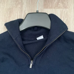 Zip  - En skön zip tröja i ett riktigt skönt material att ha på sig. Köpte den för inte alls längesedan men in såg att den var för lite. Köpte på Lindex men finns inte kvar. Som ny. Nu pris 200kr